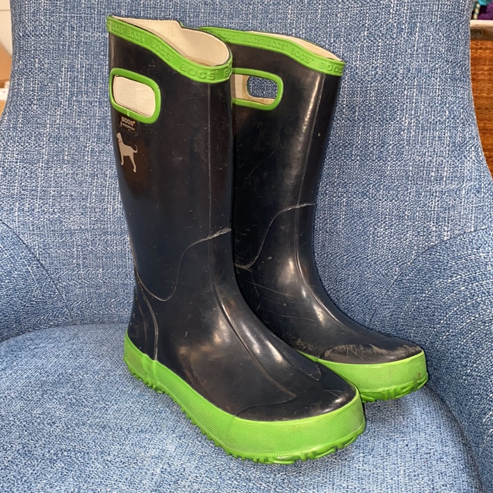 BOGS AND BLACK DOG KIDS RAIN BOOTS! ☔️ Unisex - Size 3 - Navy/Green - ADORABLE!